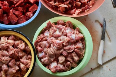 Çiğ yemek için yemek hazırlıyorum. Köpekler ve kediler için BARF yemeği. Hayvanlar için yiyecek paketi