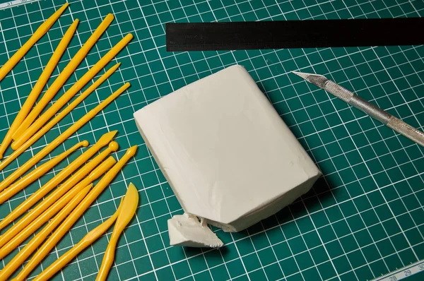 Heykeltıraşın çalışma alanı. Polimer Clay yoğurmak için Araçlar