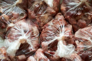 Çiğ yemek için yemek hazırlıyorum. Köpekler ve kediler için BARF yemeği. Hayvanlar için yiyecek paketi