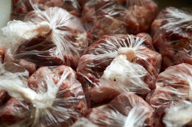 Çiğ yemek için yemek hazırlıyorum. Köpekler ve kediler için BARF yemeği. Hayvanlar için yiyecek paketi