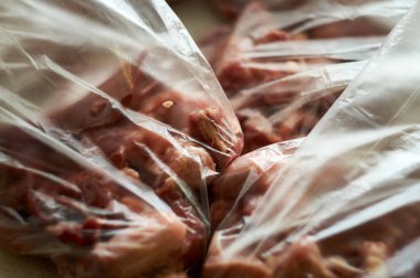 Çiğ yemek için yemek hazırlıyorum. Köpekler ve kediler için BARF yemeği. Hayvanlar için yiyecek paketi