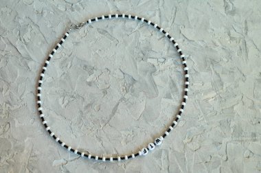 El yapımı boncuk, hobi olarak boncuklama. Çeşitli çiçek ve bitkilerin arka planında kendi ellerinizle yapılmış süslemeler..