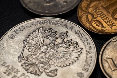 Rus rublesinin banknotları ve sikkeleri. Rus parasının ayrıntıları. Rusya Merkez Bankası ve Rusya Federasyonu 'nun paraların üzerindeki yazıt. Çift başlı kartalın Rusça sembolü.