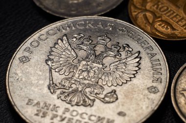 Rus rublesinin banknotları ve sikkeleri. Rus parasının ayrıntıları. Rusya Merkez Bankası ve Rusya Federasyonu 'nun paraların üzerindeki yazıt. Çift başlı kartalın Rusça sembolü.