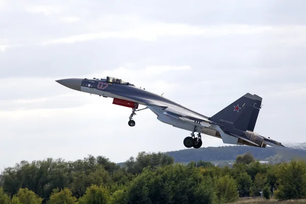 The Su-35s demonstration flight — Stock Photo, Image