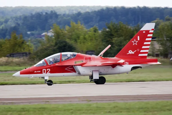 The Yakovlev Yak-130 landing — Stock Photo, Image