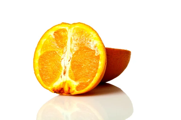 Ήμισυ του πορτοκαλιού με αντανάκλαση — Φωτογραφία Αρχείου