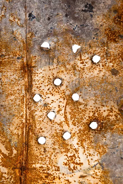 bir tabak içinde kurşun delikleri