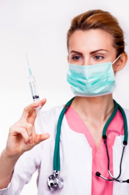 Şırınga ve steteskoplu doktor.