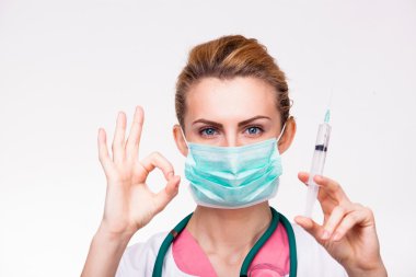 ok işareti ve bir şırınga gösteren bir doktor yakın çekim