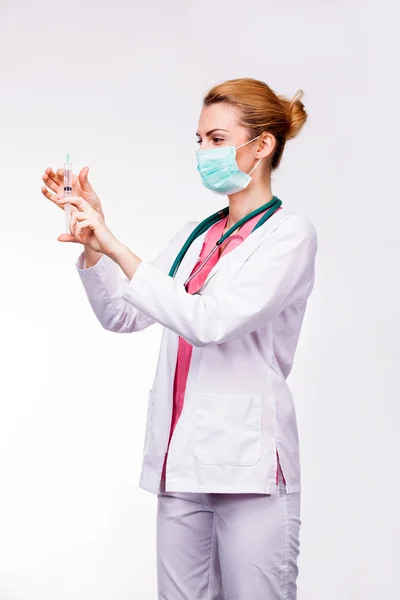 Dokter die een spuit vasthoudt — Stockfoto