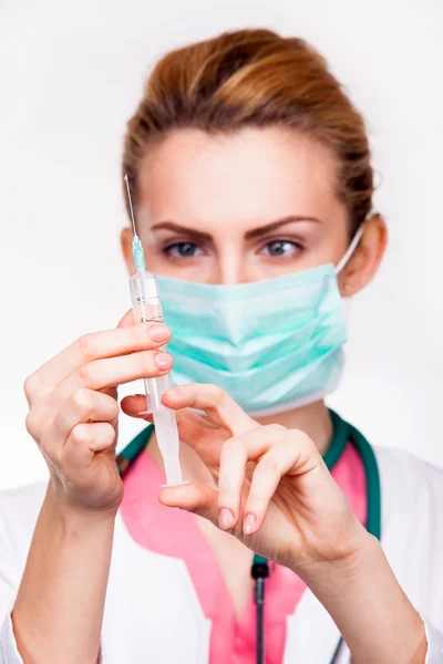 Doctos looking at a syringe — Stock Photo, Image