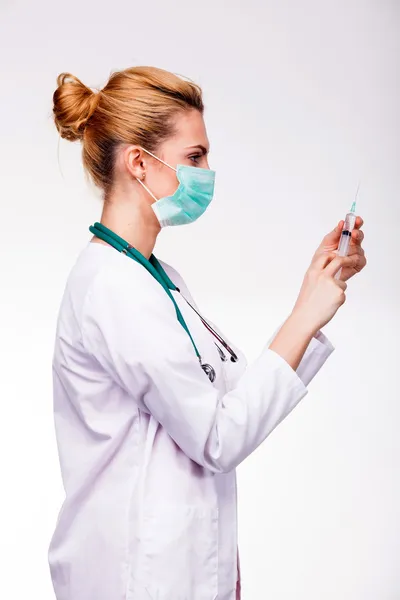 Medic preparing a syringe — Stock Photo, Image