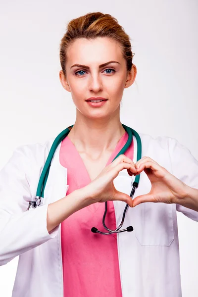 Médecin montrant un signe cardiaque — Photo