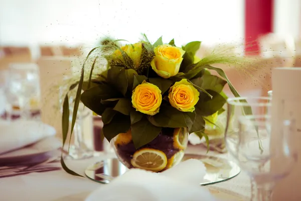 A dekoráció az esküvői asztalra — Stock Fotó