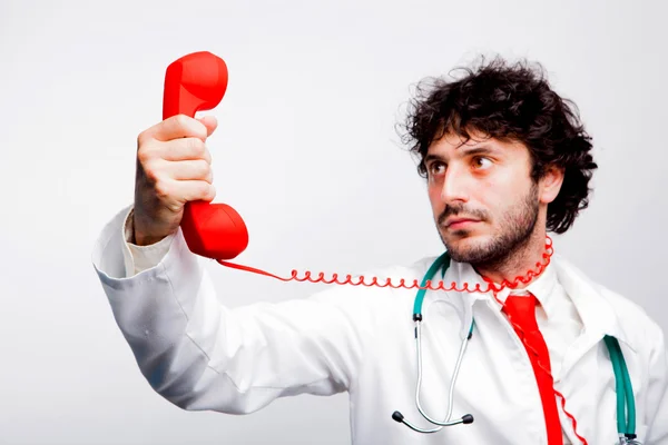 Medic looking at telephone — Stock Photo, Image