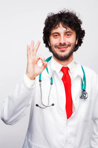 Arzt zeigt Okay-Zeichen und lächelt — Stockfoto