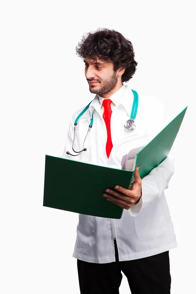 Мужчина врач показывая папку — стоковое фото