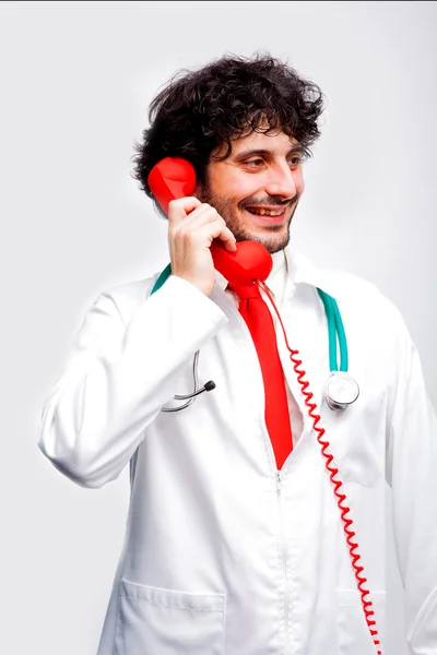 Médico sorrindo e falando ao telefone — Fotografia de Stock