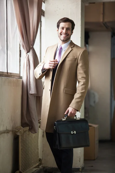 Friendly and smiling businessman looking at camera — Stock Photo, Image