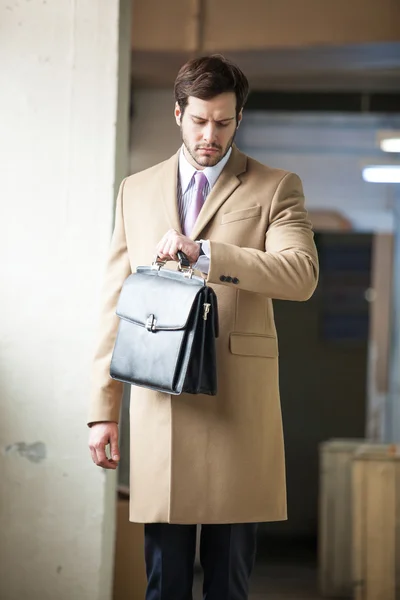 Elegante uomo d'affari guardando il suo orologio — Foto Stock