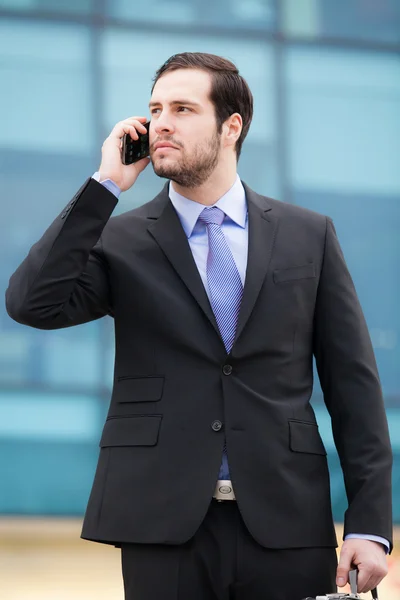 Stilig affärsman pratar i telefonen — Stockfoto