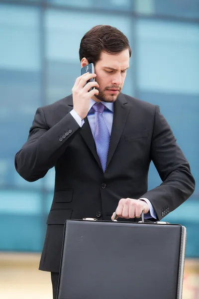 Hombre de negocios serio mirando su reloj — Foto de Stock