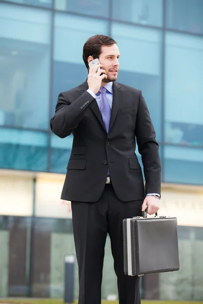 Homem de negócios falando ao telefone — Fotografia de Stock