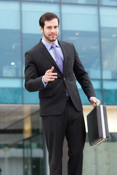Hombre de negocios guapo con un maletín — Foto de Stock