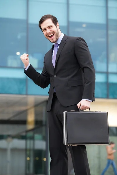 Glad affärsman framför en kontorsbyggnad — Stockfoto