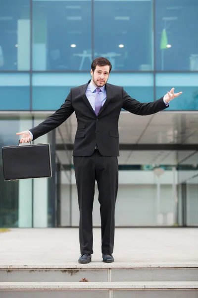 Businessman in front of an office building — Stock Photo, Image