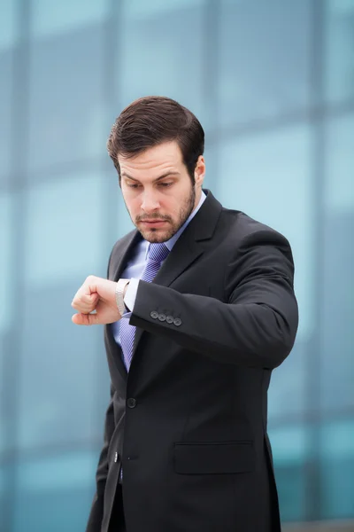 Geschäftsmann schaut auf Uhr — Stockfoto