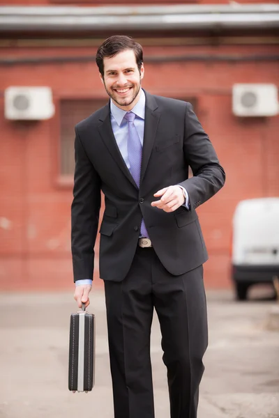 Bonito homem de negócios andando — Fotografia de Stock