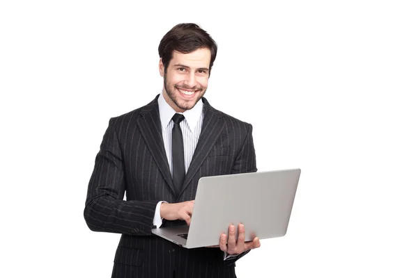 bir dizüstü bilgisayar ile gülümseyen iş adamı