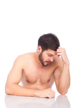 baş ağrısı olan yarı çıplak adam
