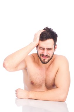 adam baş ağrısı ile