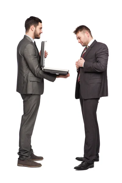 Sonriente hombre de negocios mostrando maletín — Foto de Stock