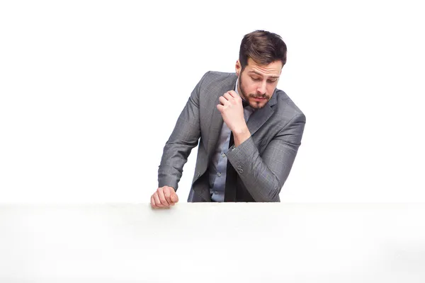 zarif yakışıklı aşağı bakıyor