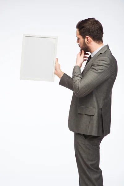 Homem elegante olhando para um quadro emoldurado — Fotografia de Stock