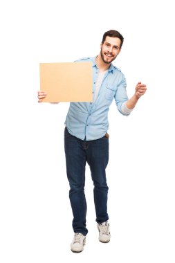 usmívající se muž na pláži a ok znamení