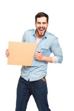 usmívající se muž na pláži a ok znamení