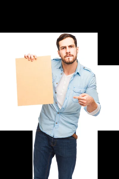 Junger gutaussehender Mann lässig gekleidet mit leerer Holzplatte — Stockfoto