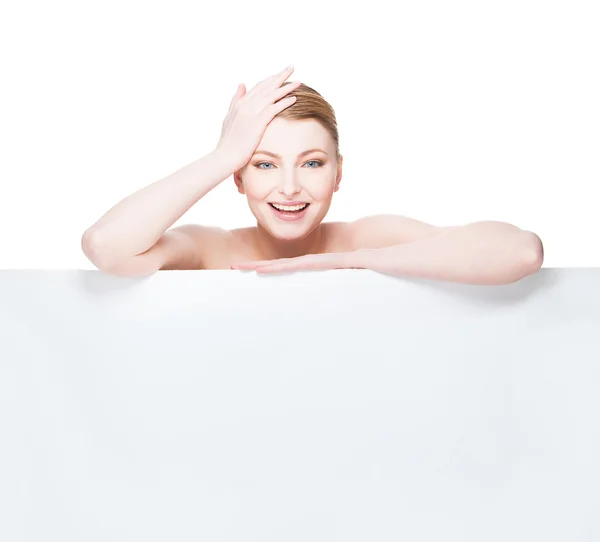 Vackra expresive och naturlig Kvinna liggande vit panel — Stockfoto
