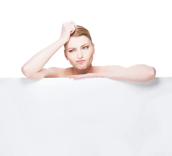 Schöne ausdrucksstarke und natürliche Frau auf weißem Paneel liegend — Stockfoto
