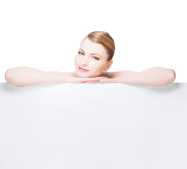 Wyrazistymi piękne i naturalne kobietę leżącą na panelu biały — Zdjęcie stockowe