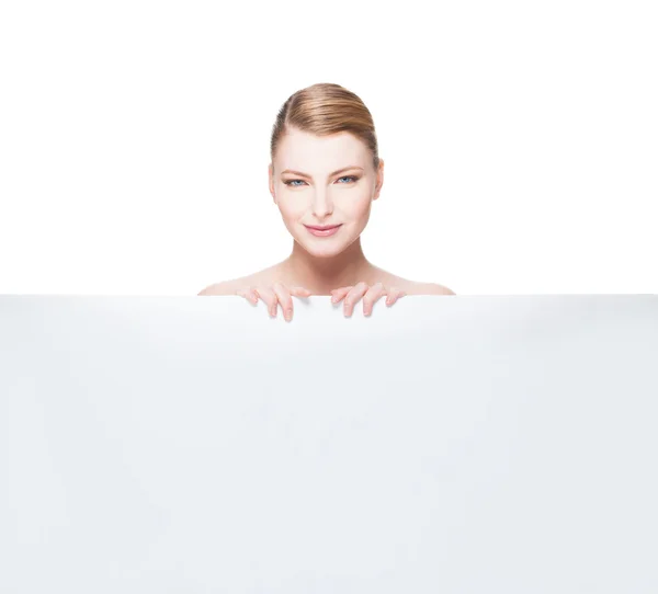 Belle femme expresive et naturelle allongée sur un panneau blanc — Photo