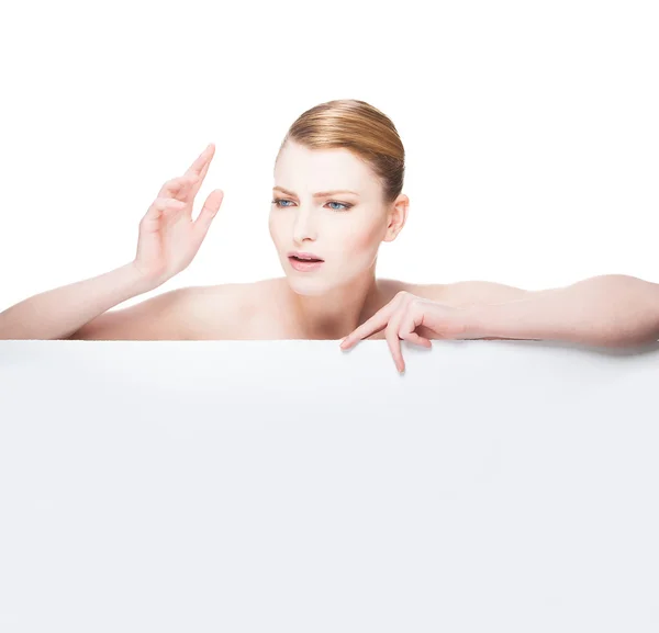 Bela mulher expresivo e natural deitado no painel branco — Fotografia de Stock