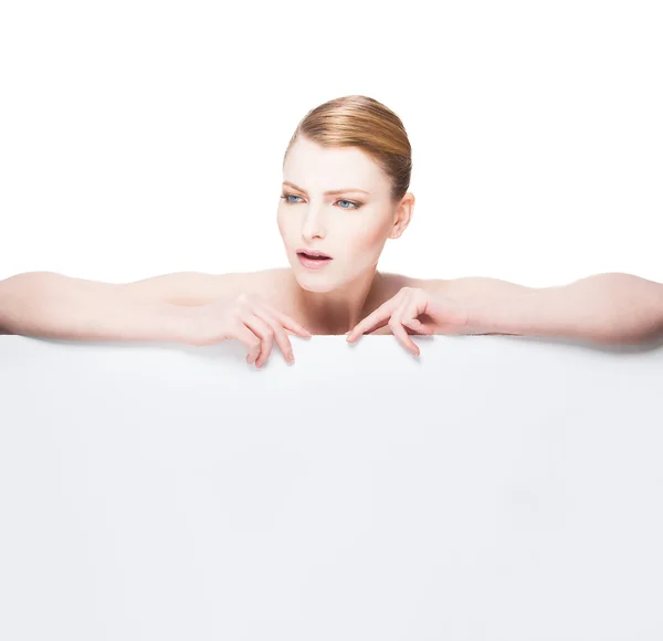 Bella donna espressiva e naturale sdraiata su pannello bianco — Foto Stock