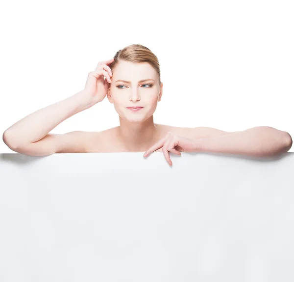 Wyrazistymi piękne i naturalne kobietę leżącą na panelu biały — Zdjęcie stockowe