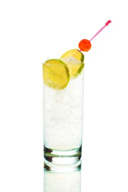 Beyaz arka plan üzerinde renkli kokteyl